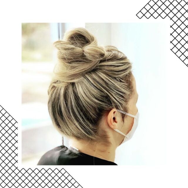 ¿Sabíais que este año las coletas y los moños se llevan altos?☝🏻 ⁣
⁣
Los recogidos altos transmiten energía y fuerza, y a la vez rejuvenecen y afilan nuestra mirada.⁣
⁣
Así lo cuenta @llatacarrerapeluqueria en este artículo, en el que nos comparte otras tendencias de recogidos y texturas que van a servirnos para mejorar nuestro look en 2021 ✨⁣
⁣
Lo encontraréis en el enlace de la bio🔝⁣
⁣
⁣
⁣
⁣
http://www.cabelloexperience.com/tendencias/recogidos-y-texturas-las-tendencias-que-mejoran-nuestro-look-en-2021/
⁣
⁣
⁣
⁣
#cabelloexperience #hairtrends #tendenciaspeluqueria #recogidos #peluqueria